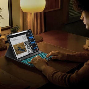FINTIE Für Ipad Pro 11 Zoll M4 (2024) Hülle Mit Tastatur - Soft TPU Rückseite Schutzhülle Mit Stifthalter, Magnetisch Abnehmbarer QWERTZ Keyboard, 7-Farbige Beleuchtung, Schwarz